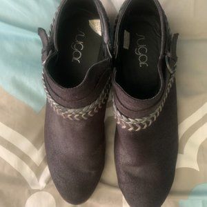 Black Low Rise Boots w Braid Accent, "Sugar" Brand, Style "Thea", 9.5 M